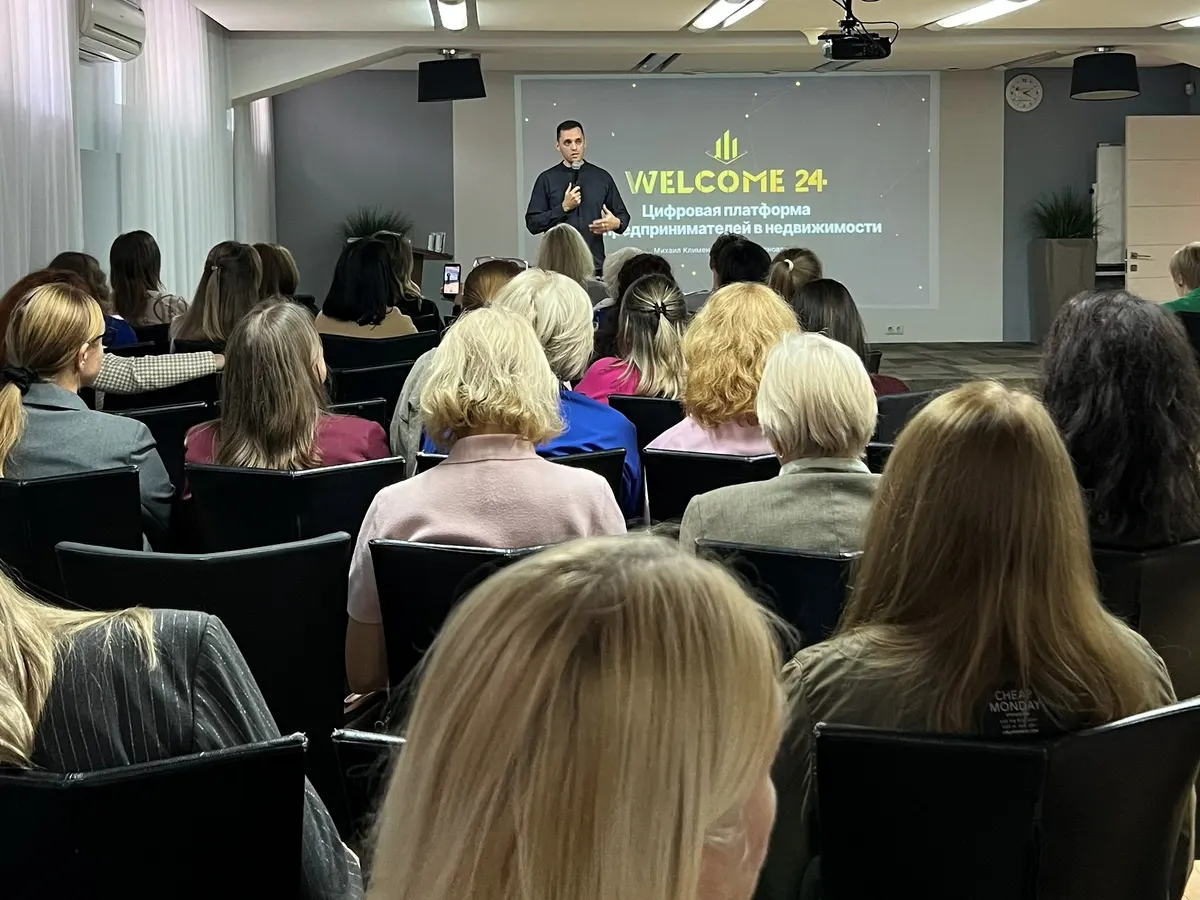 Михаил Клименков выступает на WELCOME-встрече